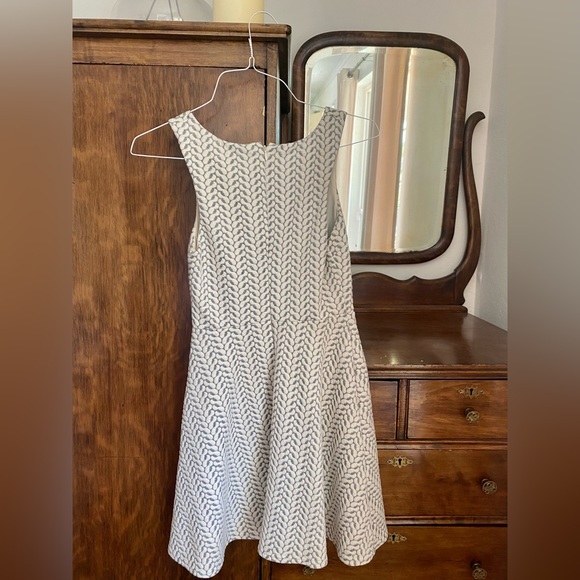 Classic dress - Picture 3 of 4